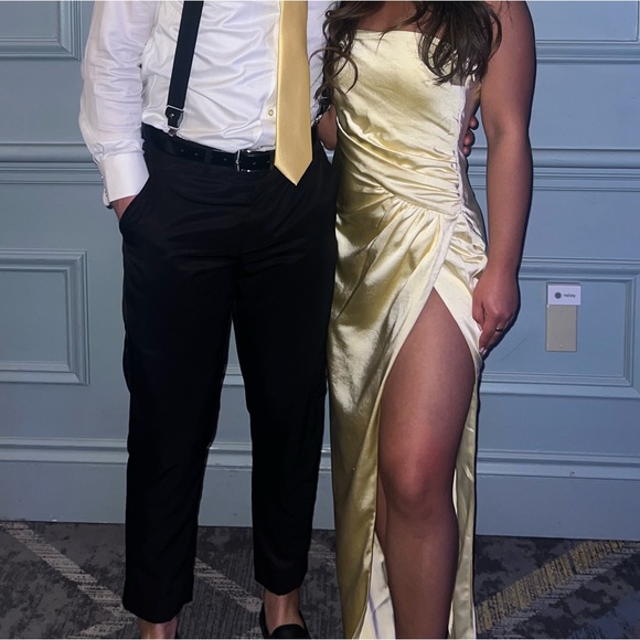 Butter yellow satin formal dress - Picture 4 of 5